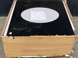 une boîte en carton sur laquelle figure une image, posée sur une palette