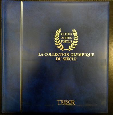 Le livre est bleu et doré, avec un emblème représentant un couronne de laurier.