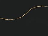 collier en or avec une longue chaîne sur fond noir