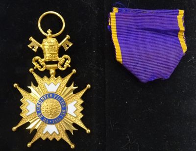 médaille violette et dorée, accompagnée d'un ruban violet et d'une étoile dorée