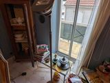 vue d'un salon avec un fauteuil et une lampe