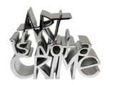 une pancarte métallique sur fond blanc portant l'inscription « L'art, c'est un crime »