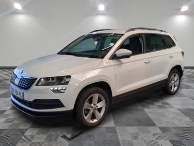 Le SUV blanc de la SKC est garé dans une pièce au sol carrelé en damier.