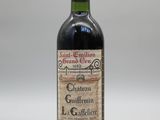 une bouteille de vin posée sur une table