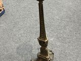 une petite table sur laquelle se trouve une horloge