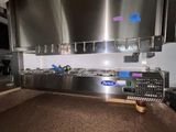 une grande cuisine avec de nombreux appareils en acier inoxydable