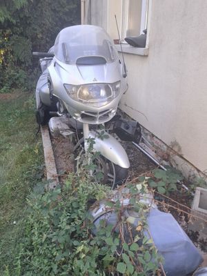 une moto garée à côté d'une maison