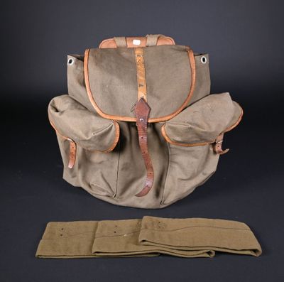 Sac à dos britannique en cuir étoile, daté 1941, et AM couro…