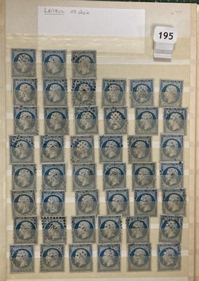 une photo d'une photo d'une collection de timbres exposée