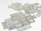 un tas de vieilles pièces d'argent posées sur une surface blanche
