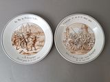 deux assiettes posées sur une table