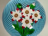 un vase bleu et blanc orné de fleurs blanches