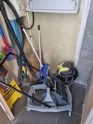 une photo d'une petite pièce avec un balai et une serpillière