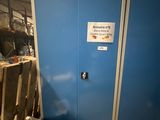 des toilettes et un urinoir dans une pièce dont la porte est bleue