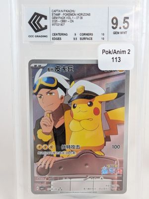 La carte à collectionner Pokémon se trouve dans un étui en plastique transparent