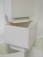 AMI Suite de 4 cache-pot de forme quadrangulaire en abs blan… (photo 4)