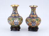paire de vases chinois en émail cloisonné, posés sur des socles en bois