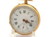 une horloge en or avec des chiffres romains