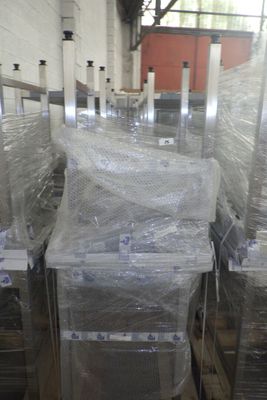 beaucoup de cartons emballés dans du plastique