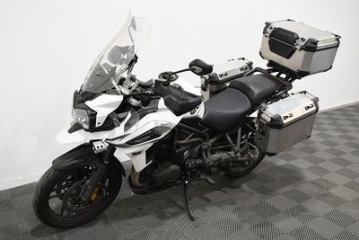 une moto qui est garée dans une pièce dont le sol est en damier