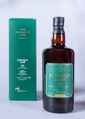une image d'une bouteille de whisky à côté d'une boîte