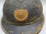 un casque orné d'un emblème doré