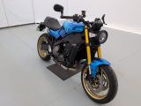une moto bleue garée dans une pièce