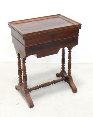 une vieille table en bois surmontée d'un tiroir