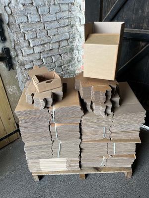 une pile de cartons empilés les uns sur les autres