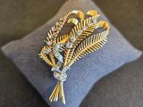 une broche en or ornée d'une grappe de diamants