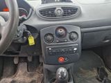 le tableau de bord d'une voiture, avec des boutons et un volant
