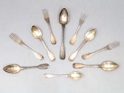 un grand nombre de cuillères et de fourchettes en argent disposées en cercle