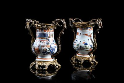 deux vases posés l'un à côté de l'autre sur une table