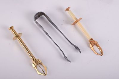 trois types d'outils différents sont représentés sur une surface blanche