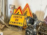 une pile de cartons et une pancarte dans une pièce