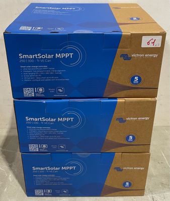Trois boîtiers « Smart Solar MPPT » sont empilés les uns sur les autres