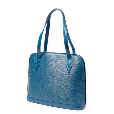 un sac à main bleu sur fond blanc