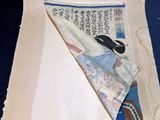 un morceau de papier sur lequel figure la photo d'une femme