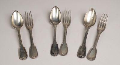 quatre cuillères en argent et deux fourchettes sont alignées sur une surface blanche
