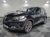 la voiture noire est garée sur un sol en damier dans le garage
