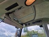 un camion qui roule sur la route, suivi d'un tracteur