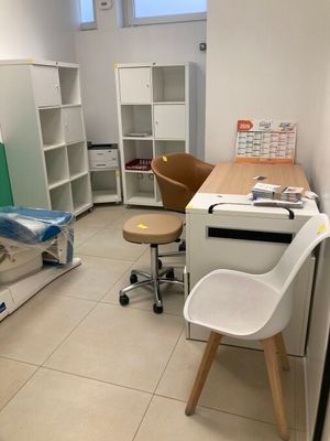 une pièce avec un bureau et une chaise