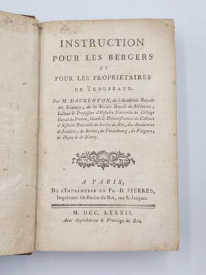 un livre ouvert avec l'image d'un oiseau dessus