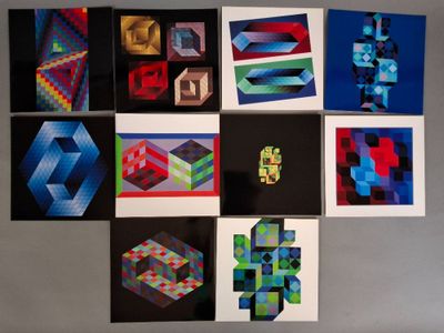 de nombreuses œuvres d'art de styles variés accrochées au mur