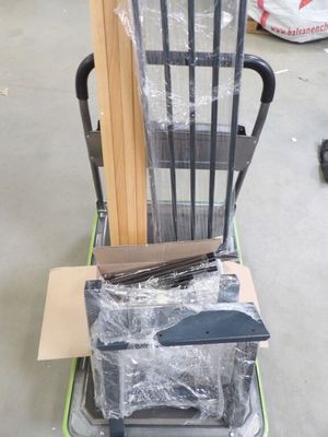une chaise posée sur un chariot