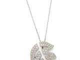 un pendentif en forme de feuille en or blanc et diamants