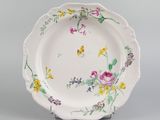 une image représentant une assiette décorée de fleurs et de papillons