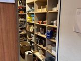 une pièce avec de nombreuses étagères et une pancarte sur la porte