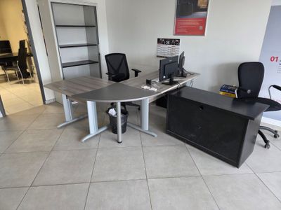 une image représentant un bureau et une chaise dans une pièce