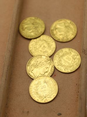 beaucoup de pièces d'or posées sur une table